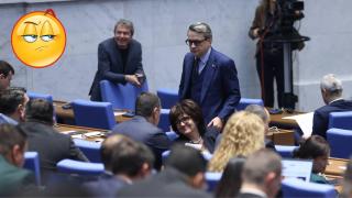 По стар обичай първото заседание на НС за годината започна с хаос и кавги