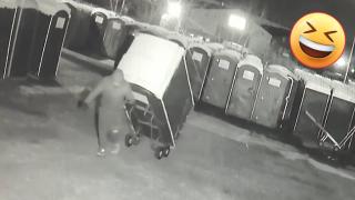 Голяма нужда: Откраднаха 13 химически тоалетни от склад в Англия (видео)