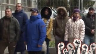 Учители, ученици и родители от Бургас излязоха на протест заради уволнението на директора на спортното училище (видео)