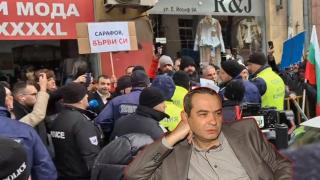 Напрежение пред ВСС при опит на БОЕЦ да внесат документи срещу Пепи Еврото (видео)