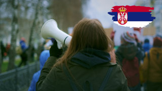 Кола се вряза в протестиращи студенти в Белград (видео)