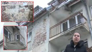 Отломки от рушаща се сграда в София трошат автомобили и застрашават минувачите (видео)