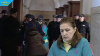 Майката, убила двете си деца в съня им, остава в ареста (видео)