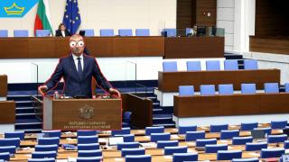 Костадинов чете декларация на "Възраждане" пред празна зала
