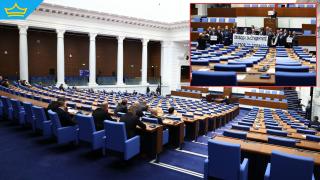 Бойкотът срещу подпалвачите на Костадинов продължава, те пък изкараха плакати (видео)