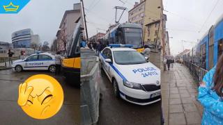 Трамваи в капан - неправилно паркирала патрулка блокира движението им в София (видео)