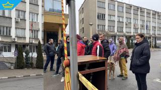 Жители на Казанлък на протест пред полицията след съмнителната смърт на арестант