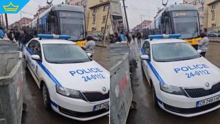 МВР проверява сигнала за патрулката, блокирала трамвайни релси в центъра на София