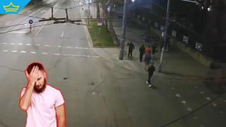 Младежи счупиха и откраднаха два светофара в Бургас (видео)