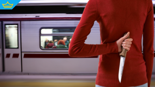 Психично болна жена нападна полицаи с макетен нож в столичното метро