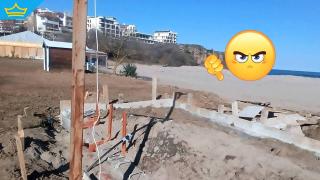 Изляха бетон по част от пясъчната ивица на плаж край Синеморец
