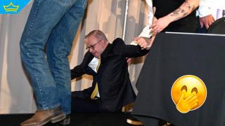 Премиерът на Австралия падна от сцената по време на предизборна кампания (видео)