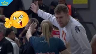 Фен наплю Везенков по време на поредния мач на Олимпиакос, в който той донесе победа на отбора си (видео)