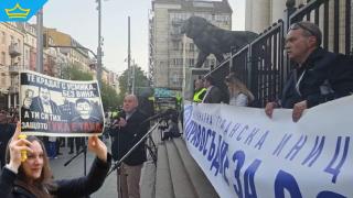 В Деня на Конституцията: Пореден протест срещу овладяване на институциите от Пеевски (видео)