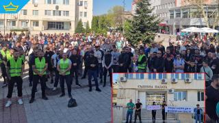 Жители на Търговище протестират, след като мъж беше намушкан в заведение (видео)