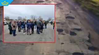 Жители на ямболски села блокират път в знак на протест срещу кошмарното му състояние (видео)