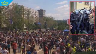 Полицията в Нови Сад продължава да бие и пръска с лютив спрей протестиращите пред съда