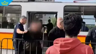 Група младежи пребиха 18-годишен ученик в трамвая в София без причина (видео)