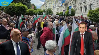 Граждани се събраха пред Столична община на протест в подкрепа на кмета Васил Терзиев (видео)