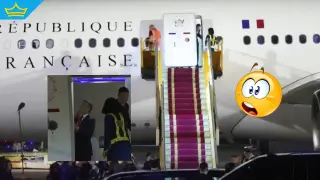 Неудобна ситуация за Макрон: Кадри показват как първата дама го удря в лицето? (видео)