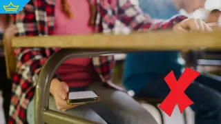 Забраната на мобилните телефони в училище: Какво показва опитът от Англия (видео)