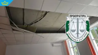 Дават на прокуратурата строителя, ремонтирал пловдивското училище, в което се срути окачен таван (видео)