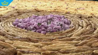 В Казанлък поставиха ароматен и вкусен рекорд: Приготвиха 1 км сладка баница с рози (видео)