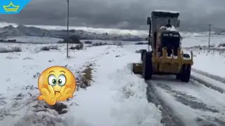 Обилни снеговалежи в Южна Африка, наводнение отнесе училищен автобус