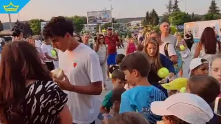 Десетки фенове на тениса посрещнаха шампиона от Уимбълдън във Варна (видео)