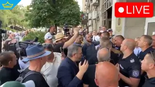 НА ЖИВО: Сблъсък между протестиращи и полиция пред Антикорупционната комисия