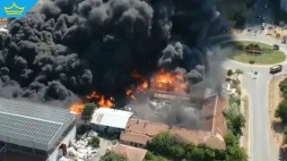 Голям пожар бушува в Средец, властите призоваха хората да не излизат навън (видео)