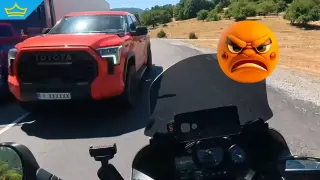 Джип, собственост на Динко от Ямбол, за малко не уби мотоциклетист при забранено изпреварване (видео)