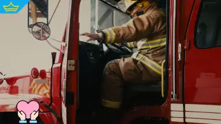 Пожарникари от Сливен изнесоха на ръце мъж с увреждания от горяща вила (видео)