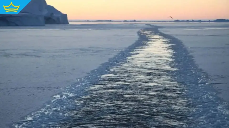 Езеро от топящ се лед застрашава стабилността на един от най-големите ледници в Гренландия
