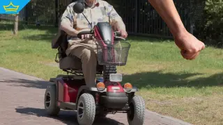 Велосипедист преби възрастен мъж с електрическа количка след спор за предимство