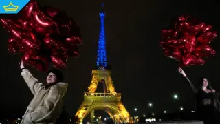 Айфеловата кула грейна в цветовете на знамето на Украйна (видео)