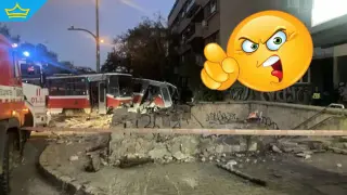 Неизвестен подкара трамвай и го заби в подлез в София, помитайки паркирали коли (видео)