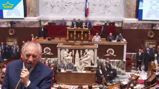 Правителството във Франция падна (видео)