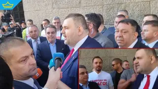 Асен Василев и Пеевски се „захапаха“ пред парламента (видео)