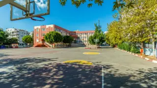 Иззеха 150 флакона с райски газ от парти в двора на училище в Неделино