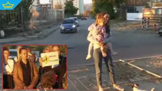 Родители и децата им пресичат с табелки "Внимание!" булевард без пешеходна пътека в Пловдив (видео)
