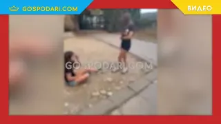 Момичета публично унижават своя връстничка и я карат да съблича дрехите си пред камера (видео)