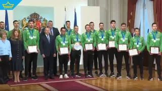 Президентът връчи награди на националите по волейбол (видео)
