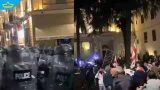 Хиляди протестиращи в Тбилиси се опитаха да нахлуят в президентския дворец (видео)