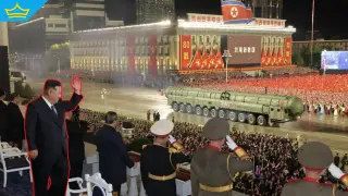 На юбилеен военен парад Северна Корея показа нова междуконтинентална ракета (видео)