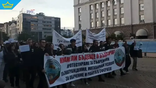 Млади лекари символично "погребаха" бъдещето си (видео)