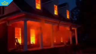 Къща „гори“ всяка вечер, но не е това, което изглежда (видео)