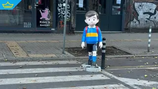 Служителят, глобил студента, поставил човечета с цел подобряване на пътната безопасност, отнесе глоба (видео)