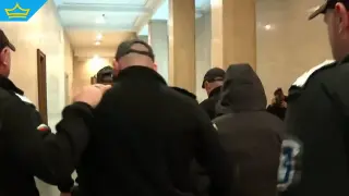 Съдът решава дали 15-годишният, обвинен в убийство в софийски мол, остава в ареста