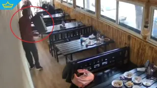 Въоръжен мъж вилня в столичен ресторант: чупи чинии и прозорци пред деца (видео)